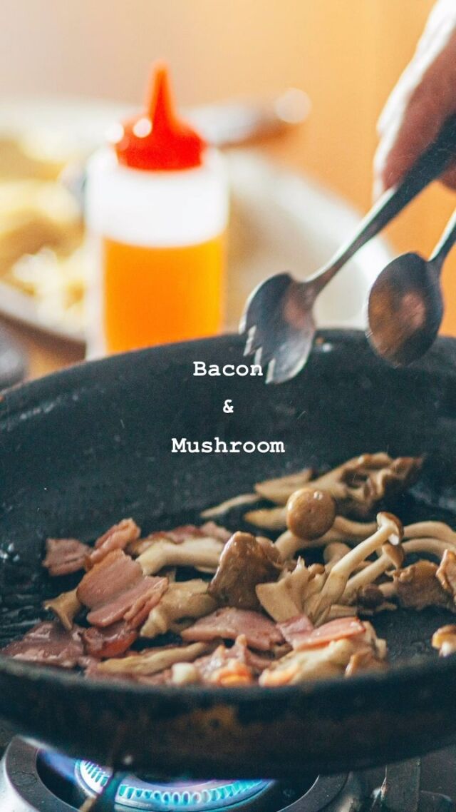 秋の味覚をライブキッチンで🍁🍂
今月はベーコンときのこのパスタが登場

このふたつの素材の相性はとても良く、
他の具材はあえて入れていません。
味と香りで短い秋を感じてください😊

 #秋グルメ
 #ライブキッチン
 #弁天島鳥居 
 #パスタ料理