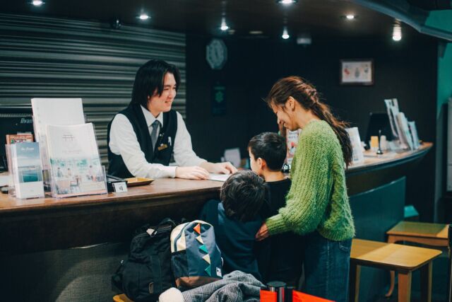 他の投稿▷ @the.ocean.hotel 
⁡
⁡
チェックインは15:00からです。
有料でアーリーチェックインも可能なためお気軽にご相談くださいませ🙇‍
⁡
⁡
そしてジオーシャンのお食事は、浜松の食材を使用したビュッフェスタイルです🍴
⁡
4部制となっており、チェックイン時にお選びいただけます(18:00/18:30/19:00/19:30)。
⁡
⁡
ーーーーーーーーーーーーーーーーーーーーーーーーー
プロフィールはこちら↓↓↓
@the.ocean.hotel 
⁡
⁡
【アクセス】
〒431-1202
静岡県浜松市中央区呉松町1768-1
🚃弁天島駅から徒歩1分
🚗浜松西ICから車で20分
⁡
【宿泊・宴会のご予約】
公式サイト、または電話(053-592-1155)からお願いいたします。
⁡
【お問い合わせ先】
公式サイトのお問い合わせメール、または電話(053-592-1155)にお願いいたします。
⁡
ーーーーーーーーーーーーーーーーーーーーーーーーー
⁡
#ジオーシャン #弁天島 #浜名湖 #浜松旅行 #浜松観光 #浜名湖ホテル #浜松ホテル