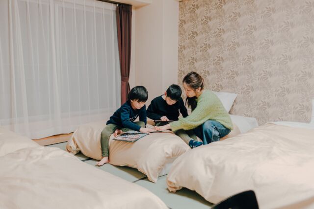 他の投稿▷ @the.ocean.hotel 
⁡
ジオーシャンのお部屋は、オーシャンビューとレイクビューのお好きな方をお選びいただけます🌊
⁡
⁡
オーシャンビューは
✅弁天島を象徴する大鳥居
✅浜名湖と太平洋の今切口
⁡
レイクビューは
✅ 奥浜名湖と湖西連峰
✅東海道新幹線や貨物列車
⁡
を眺めることができます。
⁡
そして、絶景のサンセットはどちらのお部屋からもお楽しみいただけます✨️
⁡
⁡
また洋室はもちろんのこと、お子さまと過ごしやすい和モダンのお部屋もございます。
⁡
⁡
ーーーーーーーーーーーーーーーーーーーーーーーーー
プロフィールはこちら↓↓↓
@the.ocean.hotel 
⁡
⁡
【アクセス】
〒431-1202
静岡県浜松市中央区呉松町1768-1
🚃弁天島駅から徒歩1分
🚗浜松西ICから車で20分
⁡
【宿泊・宴会のご予約】
公式サイト、または電話(053-592-1155)からお願いいたします。
⁡
【お問い合わせ先】
公式サイトのお問い合わせメール、または電話(053-592-1155)にお願いいたします。
⁡
ーーーーーーーーーーーーーーーーーーーーーーーーー
⁡
#ジオーシャン #弁天島 #浜名湖 #浜松旅行 #浜松観光 #浜名湖ホテル #浜松ホテル