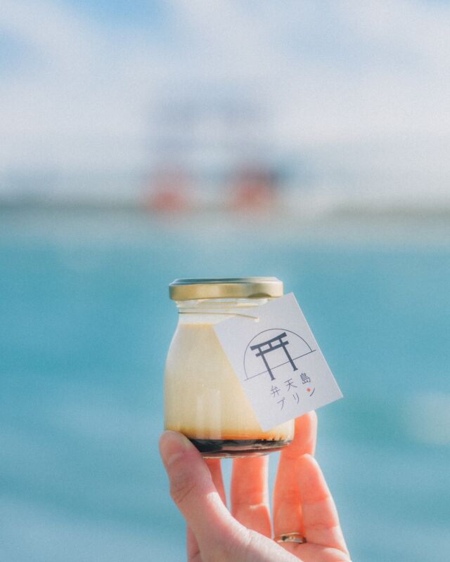 @bentenjima_cafe.the_ocean ◀他の投稿はこちら
⁡
⁡
こんにちは
BENTENJIMA CAFEです🍮
⁡
⁡
弁天島プリンはテイクアウトもできます🛍️
ぜひこれからの行楽シーズンにお立ち寄りくださいませ🚗³₃
⁡
目の前に広がる赤鳥居の絶景を眺めながら、弁天島プリンを召し上がられるのもおすすめです✨️
⁡
⁡
ーーーーーーーーーーーーーーーーーーーーーーーーー
プロフィールはこちら↓↓↓
@bentenjima_cafe.the_ocean 
⁡
🍮特製うずら卵の”弁天島プリン”で至福のひととき
⛩️赤鳥居を望む、ホテル内の特別なカフェ
⁡
【アクセス】
〒431-1202
静岡県浜松市中央区呉松町1768-1
浜名湖弁天島リゾートホテル
THE OCEAN(@the.ocean.hotel )1階
🚃弁天島駅から徒歩1分
🚗浜松西ICから車で20分
⁡
【営業時間】
11:30～20:00（火曜定休）
⁡
【お問い合わせ先】
公式サイトのお問い合わせメール、または電話(053-592-1155)にお願いいたします。
⁡
ーーーーーーーーーーーーーーーーーーーーーーーーー
⁡
#ジオーシャン #弁天島 #浜名湖 #弁天島プリン #浜松カフェ #浜名湖カフェ