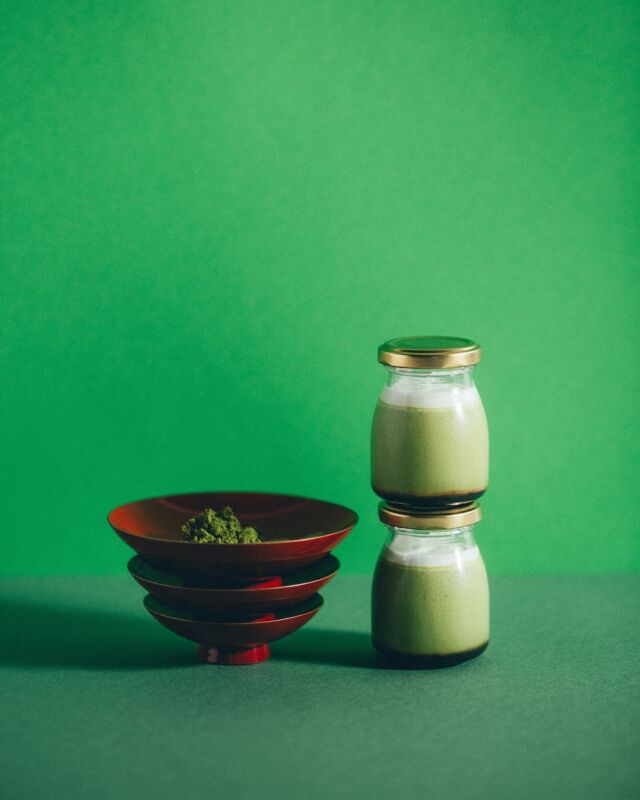 4月の弁天島プリン🍮
⁡
⁡
静岡茶葉を使用した抹茶プリン🍃
⁡
上には無糖の生クリーム、カラメル部分は黒糖入りで抹茶との相性抜群です🍵
⁡
⁡
ーーーーーーーーーーーーーーーーーーーーーーーーー
プロフィールはこちら↓↓↓
@bentenjima_cafe.the_ocean 
⁡
🍮特製うずら卵の”弁天島プリン”で至福のひととき
⛩️赤鳥居を望む、ホテル内の特別なカフェ
⁡
【アクセス】
〒431-1202
静岡県浜松市中央区呉松町1768-1
浜名湖弁天島リゾートホテル
THE OCEAN(@the.ocean.hotel )1階
🚃弁天島駅から徒歩1分
🚗浜松西ICから車で20分
⁡
【営業時間】
11:30～20:00（火曜定休）
⁡
【お問い合わせ先】
公式サイトのお問い合わせメール、または電話(053-592-1155)にお願いいたします。
⁡
ーーーーーーーーーーーーーーーーーーーーーーーーー
⁡
#ジオーシャン #弁天島 #浜名湖 #弁天島プリン #浜松カフェ #浜名湖カフェ