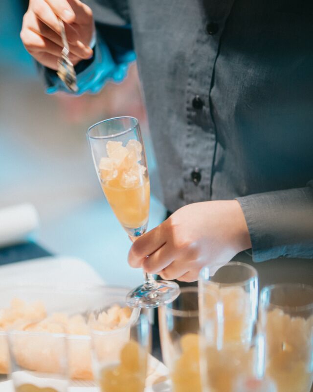 他の投稿▷ @the.ocean.hotel 
⁡
社内開催された｢モクテルコンテスト｣に
ジオーシャンのスタッフも参加しました🍸🍹

モクテルとは、ノンアルコールカクテルのことで
似せた・真似たという意味の｢mock｣と｢cocktail｣を掛け合わせた造語です✨️
⁡

⁡【1.2枚目】黄夏(コナツ)
【3枚目】花紺青(ハナコンジョウ)
⁡
ーーーーーーーーーーーーーーーーーーーーーーーーー
プロフィールはこちら↓↓↓
@the.ocean.hotel 
⁡
⁡
【アクセス】
〒431-1202
静岡県浜松市中央区呉松町1768-1
🚃弁天島駅から徒歩1分
🚗浜松西ICから車で20分
⁡
【駐車場】
・ホテル正面駐車場(入出庫自由、1泊800円)
・市営海浜公園駐車場(出庫1回あたり410円)
※ホテル海側の目の前にあります。
⁡
【宿泊・宴会のご予約】
公式サイト、または電話(053-592-1155)からお願いいたします。
⁡
【お問い合わせ先】
公式サイトのお問い合わせメール、または電話(053-592-1155)にお願いいたします。
⁡
ーーーーーーーーーーーーーーーーーーーーーーーーー
⁡
#ジオーシャン #弁天島 #浜名湖 #浜松旅行 #浜松観光 #浜名湖ホテル #浜松ホテル