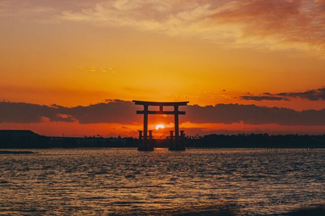 他の投稿▷ @the.ocean.hotel 
⁡
天気の良い夕方には
夕日と赤鳥居の絶景をひと目見ようと
多くの方が弁天島海浜公園に訪れます⛩

1階の @bentenjima_cafe_ocean で販売中の
弁天島プリンをテイクアウトして景色を楽しみながら召し上がられる方も多くいらっしゃいます🍮
⁡
⁡
この写真は12月下旬に撮影📸
11月中旬〜1月中旬頃には赤鳥居の中に夕日が沈む様子を見ることができます。
⁡
ーーーーーーーーーーーーーーーーーーーーーーーーー
プロフィールはこちら↓↓↓
@the.ocean.hotel 
⁡
⁡
【アクセス】
〒431-1202
静岡県浜松市中央区呉松町1768-1
🚃弁天島駅から徒歩1分
🚗浜松西ICから車で20分
⁡
【駐車場】
・ホテル正面駐車場(入出庫自由、1泊800円)
・市営海浜公園駐車場(出庫1回あたり410円)
※ホテル海側の目の前にあります。
⁡
【宿泊・宴会のご予約】
公式サイト、または電話(053-592-1155)からお願いいたします。
⁡
【お問い合わせ先】
公式サイトのお問い合わせメール、または電話(053-592-1155)にお願いいたします。
⁡
ーーーーーーーーーーーーーーーーーーーーーーーーー
⁡
#ジオーシャン #弁天島 #浜名湖 #浜松旅行 #浜松観光 #浜名湖ホテル #浜松ホテル