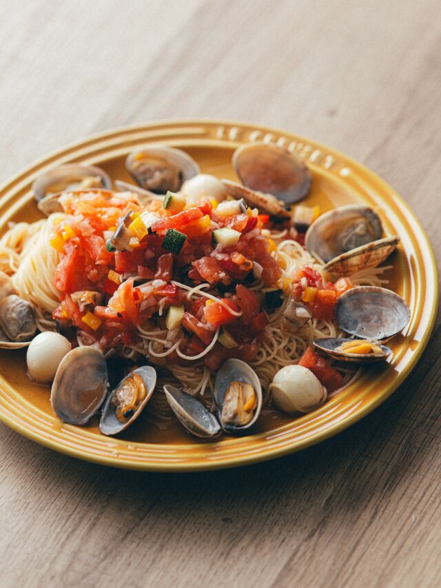 夏メニューのご紹介☀️
⁡
現在の選べるメイン
「アサリとモッツァレラと夏野菜のカッペリーニ」
⁡
⁡
暑い夏にもぱくぱく食べられるパスタです🍝
⁡
⁡
「カッペリーニ」は、イタリアの言葉で「髪の毛」を意味する「capelli(カッペリ)」から来ています。
⁡
その細さと繊細さから「天使の髪」と例えられることもあるのだとか👼
⁡
そんなカッペリーニの細さは
そうめんと同じくらいで1mm前後です。
⁡
⁡
⁡
旬の夏野菜とともに、ぜひお召し上がりください🍽
⁡
ーーーーーーーーーーーーーーーーーーーーーーーーー
プロフィールはこちら↓↓↓
@the_akatorii_ocean 
⁡
⁡
【営業時間】
11:00～14:00（火・水曜定休）
⁡
【アクセス】
〒431-1202
静岡県浜松市中央区呉松町1768-1
浜名湖弁天島リゾートホテル
THE OCEAN(@the.ocean.hotel )内
🚃弁天島駅から徒歩1分
🚗浜松西ICから車で20分
⁡
【駐車場】
・ホテル正面駐車場(入出庫自由、1泊800円)
・市営海浜公園駐車場(出庫1回あたり410円)
※ホテル海側の目の前にあります。
⁡
【お問い合わせ先】
公式HPのお問い合わせメール、または電話(053-592-1155)にお願いいたします。
⁡
⁡
ーーーーーーーーーーーーーーーーーーーーーーーーー
⁡
#ジオーシャン #弁天島 #浜名湖 #浜松ランチ #浜名湖ランチ