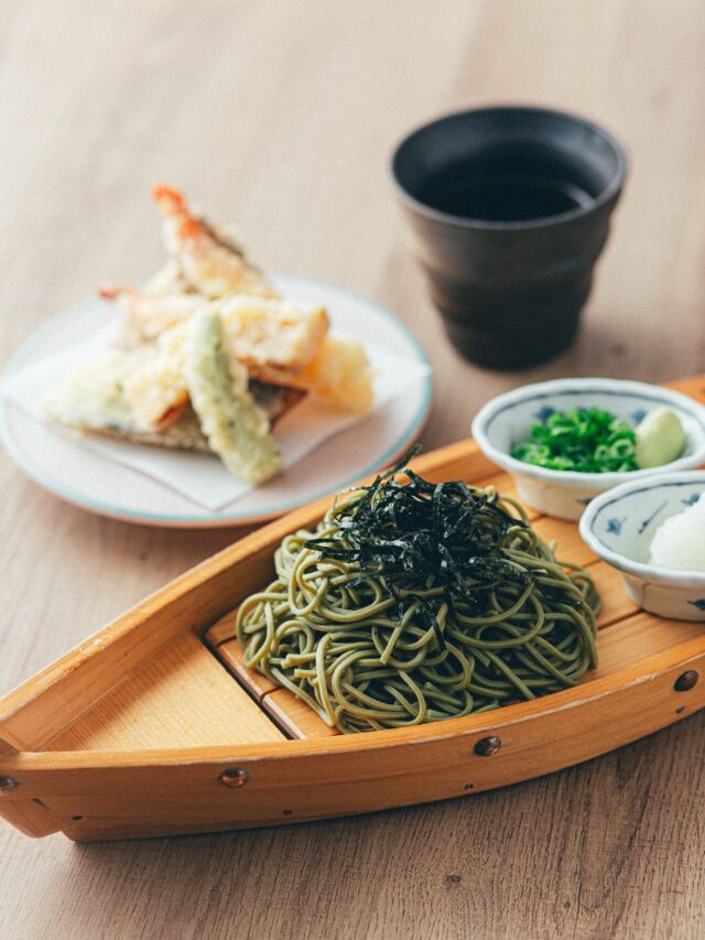 夏メニューのご紹介☀️
⁡
⁡
選べるメインのひとつ「舟茶そば 海老天付き」。
⁡
茶そばは抹茶や粉末煎茶を練りこんだ変わりそばの一種です。
お茶の上品な香りをお楽しみください🍵✨️
⁡

【ランチの価格と内容】

おひとりさま 2,300円
・選べるメイン＆デザート
・オードブル＆サラダ＆スープビュッフェ
・フリードリンク
⁡
お子様セット 900円
・お子様うどんor選べるメインのハーフサイズ
・ビュッフェ
・フリードリンク

⁡
ーーーーーーーーーーーーーーーーーーーー
プロフィールはこちら↓↓↓
@the_akatorii_ocean
⁡
⁡
【営業時間】
11:00～14:00（火・水曜定休）
⁡
【アクセス】
〒431-1202
静岡県浜松市中央区呉松町1768-1
浜名湖弁天島リゾートホテル
THE OCEAN(@the.ocean.hotel )内
🚃弁天島駅から徒歩1分
🚗浜松西ICから車で20分
⁡
【駐車場】
・ホテル正面駐車場(入出庫自由、1泊800円)
・市営海浜公園駐車場(出庫1回あたり410円)
※ホテル海側の目の前にあります。
⁡
【お問い合わせ先】
公式HPのお問い合わせメール、または電話(053-592-1155)にお願いいたします。
⁡
⁡
ーーーーーーーーーーーーーーーーーーーーーーーーー