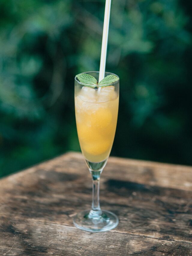 ⁡
モクテルの提供を開始しております🍹
⁡
社内開催のモクテルコンテストにて、最優秀賞を獲得したモクテルとジオーシャンが考案したモクテルです✨️
(モクテルはノンアルコールカクテルのことです)
⁡
⁡
⁡
【黄夏（700円）】写真1枚目
⁡
当ホテル、ジオーシャン考案。
太陽や光を連想させ、前向きな気持ちや幸福感を促す効果のある黄色で夏のオーシャンをイメージ。
2種類のシャーベットが混ざった味の変化もお楽しみください。
⁡
《レシピ》
浜松ルビーグレープフルーツコンポートのシロップ／マンゴージュース／パイナップルジュース／炭酸
⁡
⁡
【能登ルージュ（700円）】写真2枚目
⁡
呉竹荘グループホテル「金沢国際ホテル」考案。
能登の塩と紅のグラデーション。
再生の想いを込めた、能登キリシマツツジをイメージしたモクテルです。
⁡
《レシピ》
ザクロシロップ／ノンアルコール梅酒／能登の塩／蜂蜜
⁡
⁡
ーーーーーーーーーーーーーーーーーーーーーーーーー
プロフィールはこちら↓↓↓
@the_akatorii_ocean 
⁡
⁡
【営業時間】
11:00～14:00（火・水曜定休）
⁡
【アクセス】
〒431-1202
静岡県浜松市中央区呉松町1768-1
浜名湖弁天島リゾートホテル
THE OCEAN(@the.ocean.hotel )内
🚃弁天島駅から徒歩1分
🚗浜松西ICから車で20分
⁡
【駐車場】
・ホテル正面駐車場(入出庫自由、1泊800円)
・市営海浜公園駐車場(出庫1回あたり410円)
※ホテル海側の目の前にあります。
⁡
【お問い合わせ先】
公式HPのお問い合わせメール、または電話(053-592-1155)にお願いいたします。
⁡
⁡
ーーーーーーーーーーーーーーーーーーーーーーーーー
⁡
#ジオーシャン #弁天島 #浜名湖 #浜松ランチ #浜名湖ランチ