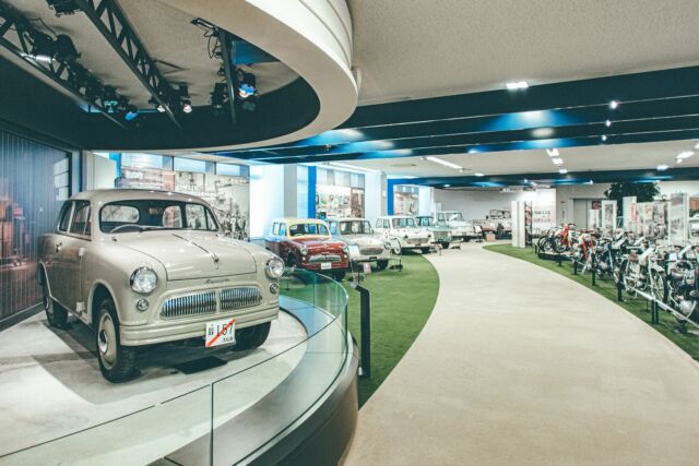 近隣のお出かけスポットのご紹介🚗³₃
⁡
⁡
【スズキ歴史館】
⁡
ジオーシャンから車で約15分⏱
⁡
スズキの創業以来の多くの製品と、現在の車づくりの様子が展示されています。
⁡
HPまたは電話からの完全予約制で、1月～9月の平日は15:00以降の見学のようですのでご注意ください。
⁡
⁡
【施設情報】
入館料：無料
駐車場：有(無料)
住所：静岡県浜松市中央区増楽町1301
電話：053-440-2020
⁡
ーーーーーーーーーーーーーーーーーーーーーーーーー
プロフィールはこちら↓↓↓
@the.ocean.hotel 
⁡
⁡
【アクセス】
〒431-1202
静岡県浜松市中央区呉松町1768-1
🚃弁天島駅から徒歩1分
🚗浜松西ICから車で20分
⁡
【駐車場】
・ホテル正面駐車場(入出庫自由、1泊800円)
・市営海浜公園駐車場(出庫1回あたり410円)
※ホテル海側の目の前にあります。
⁡
【宿泊・宴会のご予約】
公式サイト、または電話(053-592-1155)からお願いいたします。
⁡
【お問い合わせ先】
公式サイトのお問い合わせメール、または電話(053-592-1155)にお願いいたします。
⁡
ーーーーーーーーーーーーーーーーーーーーーーーーー
⁡
#ジオーシャン #弁天島 #浜名湖 #浜松旅行 #浜松観光