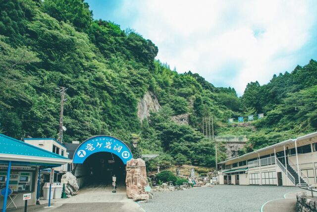 近隣のお出掛けスポット🚗³₃
⁡
⁡
【竜ヶ岩洞(りゅうがしどう)】
⁡
⁡
ジオーシャンから車で約40分⏱
⁡
全長400mほどの観光鍾乳洞✨
洞内は年中18℃で、今の時期はとても涼しく感じます。
⁡
⁡
鍾乳洞以外にも、洞窟洞窟資料館やお土産コーナー、「静岡県のバスガイドさんが選ぶアイスクリームNo.1」に選ばれたアイスなど、魅力が盛りだくさんです。
⁡
また、近くには「竜ヶ岩洞あゆ狩り園」もあり、あゆのつかみ取りや塩焼きを楽しめるようです🐟
⁡

この夏休み、ぜひ訪れてみてはいかがでしょうか？🏖☀️

⁡
住所：静岡県浜松市浜名区引佐町田畑193
見学料：有
駐車場：有(無料)
⁡
ーーーーーーーーーーーーーーーーーーーーーーーーー
プロフィールはこちら↓↓↓
@the.ocean.hotel
⁡
⁡
【アクセス】
〒431-1202
静岡県浜松市中央区呉松町1768-1
🚃弁天島駅から徒歩1分
🚗浜松西ICから車で20分
⁡
【駐車場】
・ホテル正面駐車場(入出庫自由、1泊800円)
・市営海浜公園駐車場(出庫1回あたり410円)
※ホテル海側の目の前にあります。
⁡
【宿泊・宴会のご予約】
公式サイト、または電話(053-592-1155)からお願いいたします。
⁡
【お問い合わせ先】
公式サイトのお問い合わせメール、または電話(053-592-1155)にお願いいたします。
⁡
ーーーーーーーーーーーーーーーーーーーーーーーーー
⁡
#浜松旅行 #浜松観光 #竜ヶ岩洞