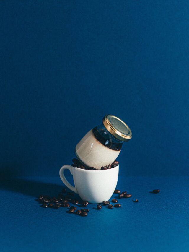 今月新登場の「白いコーヒープリン」。
⁡
⁡
沸かした牛乳にコーヒー豆を一晩漬け、コーヒーの風味を移した白いコーヒープリンです☕️
⁡
プリンの上にはコーヒーゼリーをのせました。
⁡
⁡
コーヒー豆は「有機JAS・レインフォレストアライアンス」の認証を受けた農園産のものを使用しています。
⁡
⁡
⁡
その他のラインナップはこちらです⬇️
・ココナッツパイン
・ヨーグルトキウイ
・パッションマンゴー
・白いコーヒープリン
・うずら(定番)
⁡
【価格】
うずら：400円
その他：450円
⁡
ーーーーーーーーーーーーーーーーーーーーーーーーー
プロフィールはこちら↓↓↓
@bentenjima_cafe_ocean 
⁡
⁡
【アクセス】
〒431-1202
静岡県浜松市中央区呉松町1768-1
浜名湖弁天島リゾートホテル
THE OCEAN(@the.ocean.hotel )1階
🚃弁天島駅から徒歩1分
🚗浜松西ICから車で20分
⁡
【営業時間】
11:30～20:00（火曜定休）
⁡
【お問い合わせ先】
公式サイトのお問い合わせメール、または電話(053-592-1155)にお願いいたします。
⁡
ーーーーーーーーーーーーーーーーーーーーーーーーー
⁡
#ジオーシャン #弁天島 #浜名湖 #弁天島プリン #浜松カフェ #浜名湖カフェ