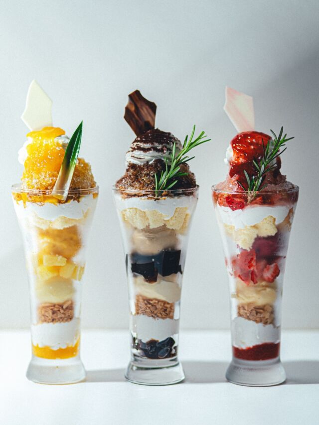 先日より、「パフェ氷」を販売しています🍧
⁡
自家製アイス＆シロップがたっぷり入ったオリジナルのかき氷です。
暑い夏にぴったりな、冷たいデザートをお楽しみくださいませ✨
⁡
⁡
価格：1300円
種類：トロピカル／ティラミス／イチゴ
⁡
⁡
◆トロピカル
上から順に、
・パイン葉飾り
・チョコ飾り
・マンゴーコンフィチュール
・ホイップクリーム
・パッションソース
・かき氷
・フローズンマンゴー
・アーモンドキャラメリゼ
・ホイップクリーム
・ジェノワーズ
・自家製マンゴーシャーベット
・フローズンパイン
・自家製パインシャーベット
・フィアンティーヌ
・ホイップクリーム
・マンゴーコンフィチュール
⁡
◆ティラミス
上から順に、
・ローズマリー飾り
・チョコ飾り
・ココアパウダー
・マスカルポーネクリーム
・コーヒーシロップ
・かき氷
・アーモンドキャラメリゼ
・ホイップクリーム
・ジェノワーズ
・自家製カルーアアイス
・コーヒーゼリー
・自家製マスカルポーネアイス
・フィアンティーヌ
・ホイップクリーム
・コーヒーぜリー
⁡
◆イチゴ
上から順に、
・ローズマリー飾り
・チョコ飾り
・イチゴコンフィチュール
・ホイップクリーム
・イチゴシロップ
・かき氷
・フローズンイチゴ
・アーモンドキャラメリゼ
・ホイップクリーム
・ジェノワーズ
・自家製ベリーアイス
・フローズンイチゴ
・自家製バニラアイス
・フィアンティーヌ
・ホイップクリーム
・イチゴコンフィチュール
⁡
⁡
ーーーーーーーーーーーーーーーーーーーーーーーーー
プロフィールはこちら↓↓↓
@bentenjima_cafe_ocean
⁡
⁡
【営業時間】
11:30～20:00
⁡
【お問い合わせ先】
公式サイトのお問い合わせメール、または電話(053-592-1155)にお願いいたします。
⁡
ーーーーーーーーーーーーーーーーーーーーーーーーー
#弁天島 #浜名湖 #浜松カフェ