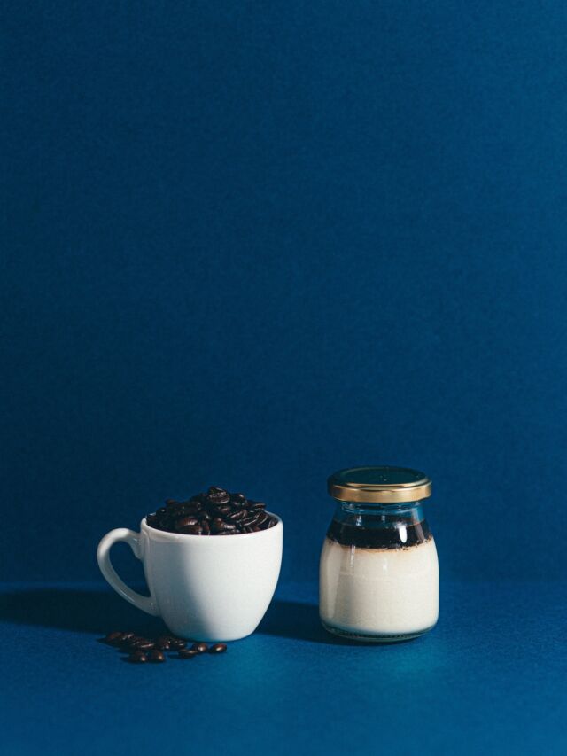 こんにちは
弁天島カフェです⛩🍮
⁡
⁡
今月の弁天島プリンの1つ「白いコーヒープリン」。
⁡
沸かした牛乳にコーヒー豆を一晩漬け、風味を移した白いコーヒープリンです。
コーヒー豆は「有機JAS・レインフォレストアライアンス」の認証を受けた農園産を使用しています。
⁡
プリンの上にはコーヒーゼリーがのっています。
ぜひお召し上がりください🍮☕️
⁡
⁡
​───────​─────
今月の弁天島プリン⬇️
・白いコーヒープリン
・パッションマンゴー
・桃
・うずら（定番）
⁡
価格は定番のうずらが400円、その他が450円です。
​───────​─────
⁡
⁡
ーーーーーーーーーーーーーーーーーーーーーーーーー
プロフィールはこちら↓↓↓
@bentenjima_cafe_ocean
⁡
⁡
【営業時間】
11:30～20:00
⁡
【お問い合わせ先】
公式サイトのお問い合わせメール、または電話(053-592-1155)にお願いいたします。
⁡
ーーーーーーーーーーーーーーーーーーーーーーーーー
#弁天島 #浜名湖 #弁天島プリン #浜松カフェ